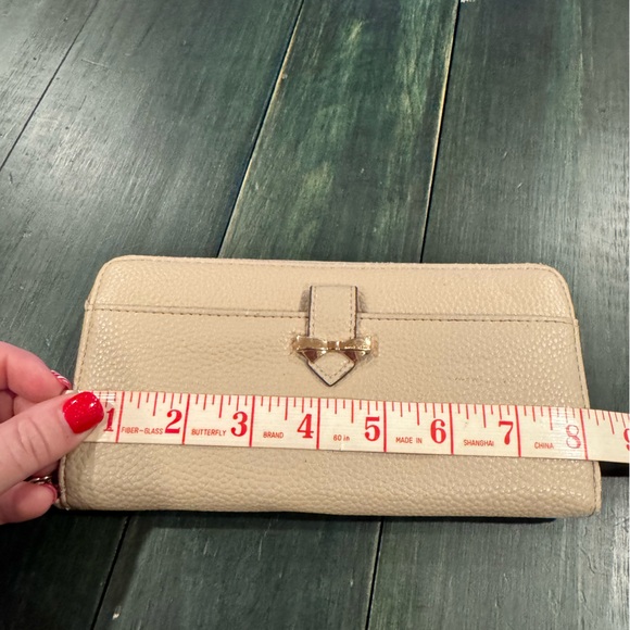 Anne Klein beige pebbled faux leather zip-around wallet gold-tone bow accent - Picture 8 of 9